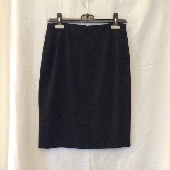 Simple black pencil skirt (skirt only) - Picture 2 of 3